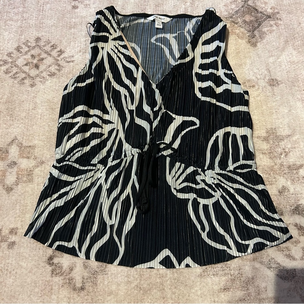 Nine West Black and White Sleeveless Pleated Floral Wrap Top